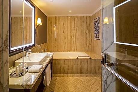 Legacy Garden Suite (1 King Bed)