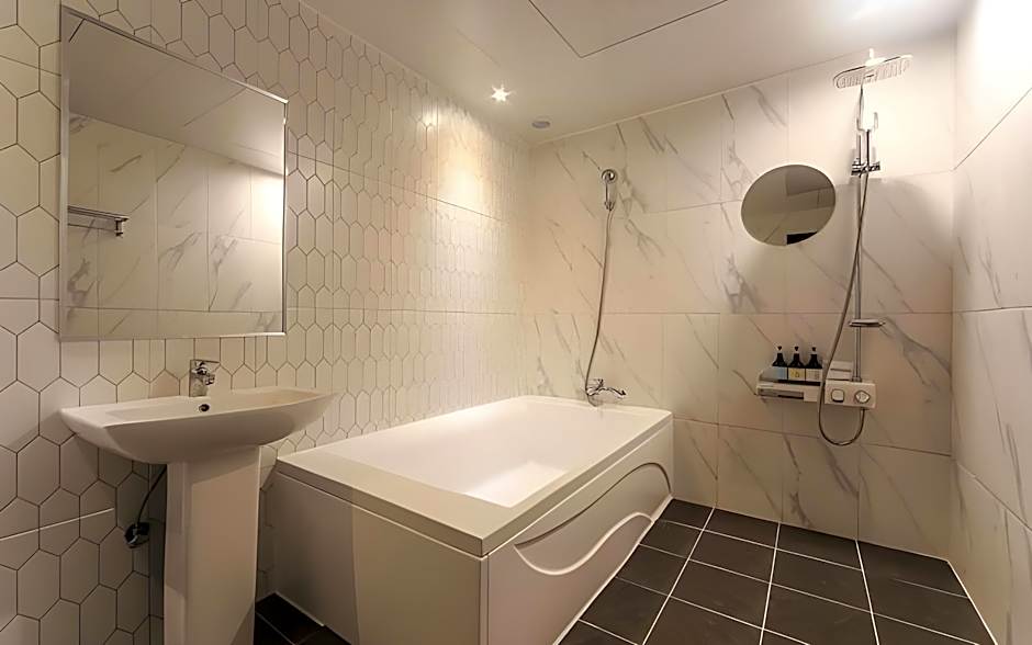 almond hotel Gupo station