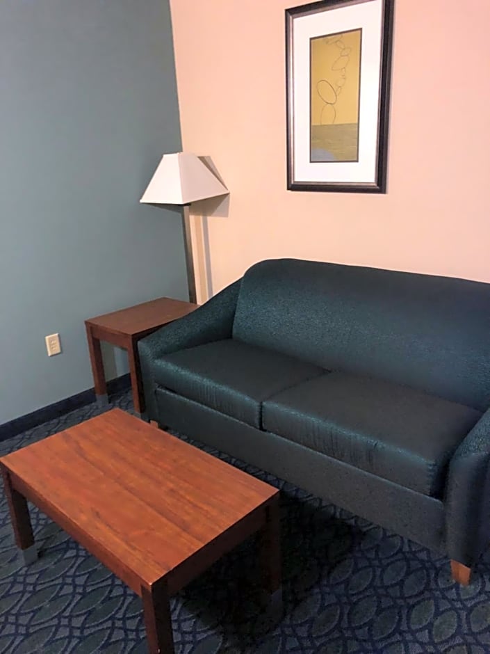 Countryview Inn & Suites