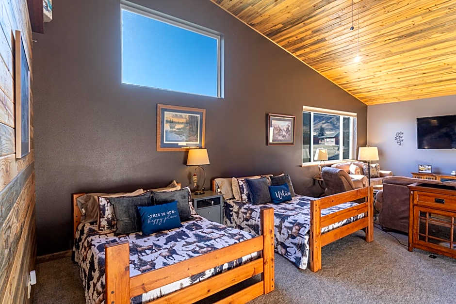 Bison Lodge - Lg Home - 2 bedrooms - less than 5 miles to Yellowstone North Entrance, Sleeps up to 8