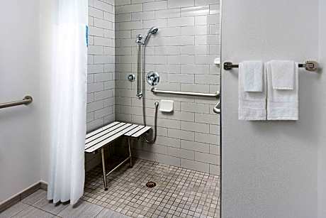 2 Queens Mobility/hearing Access Ri Shwr Ns Vis Doorbell Alrt And Vis Telephone Alrt Hdtv/free Wi-fi