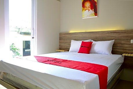 RedDoorz near Mangga Dua Square
