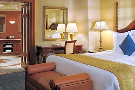 Presidential Suite, Executive lounge access, 1 King, Balcony