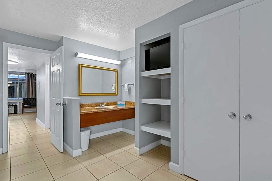 Celebration Suites At Old Town