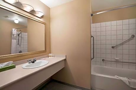 Queen Room - Mobility Access/Non-Smoking