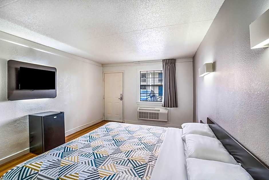 Motel 6 Dallas Market Center