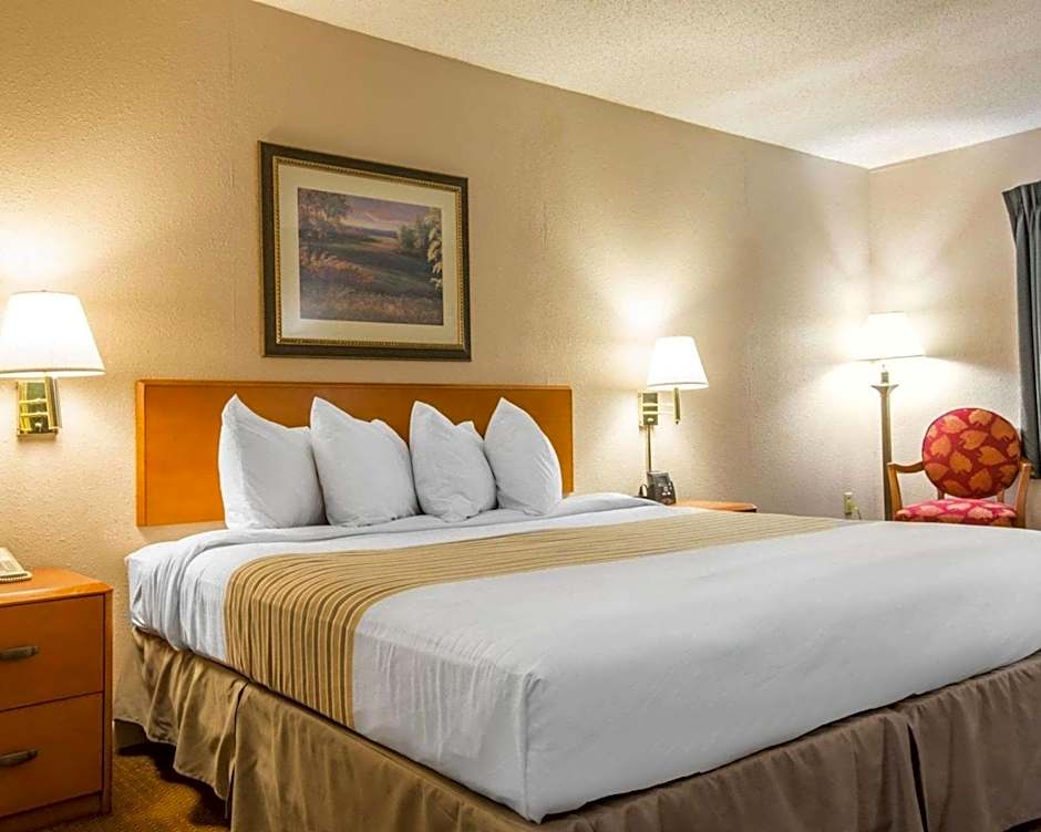 Econo Lodge Inn & Suites Columbus near Fort Benning