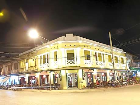 Inthira Thakhek