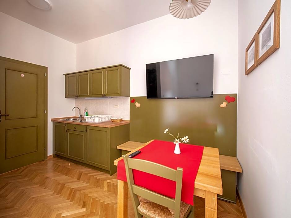 Berghi Hotel and Apartments