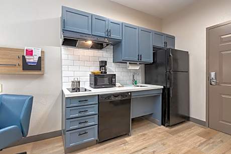 Studio Suite with Two Queen Beds and Hearing Mobility Accessible Tub