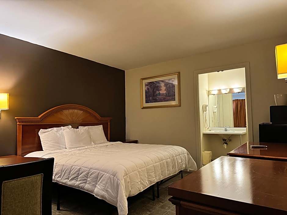 Country Club Inn & Suites