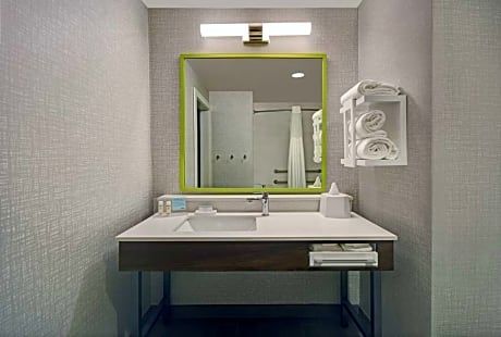 2 Queens Mobility/Hearing Access Tub Nosmok