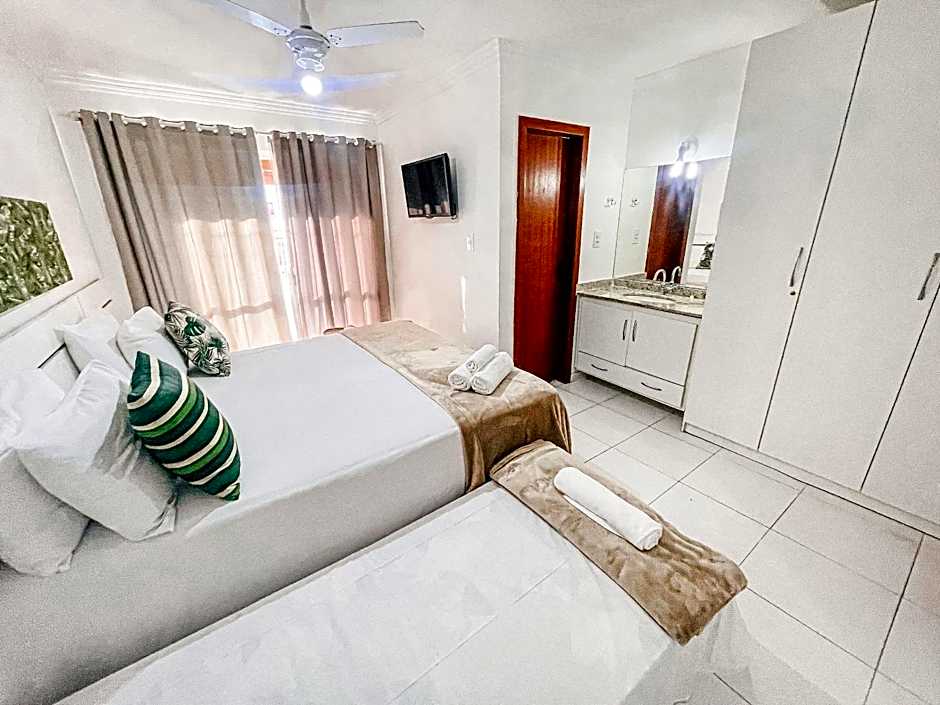 Flat's com 1 suíte no pavimento superior com internet privativa 300MBPS localizado no Residencial Mont Hebron, condomínio a aproximadamente 250m da praia de Taperapuã, com piscinas, sauna e portaria 24hrs