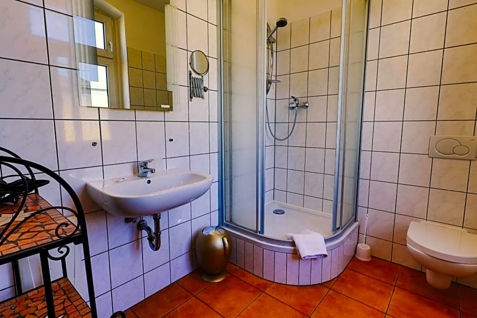 Ryde & Hyde Budget Hotel