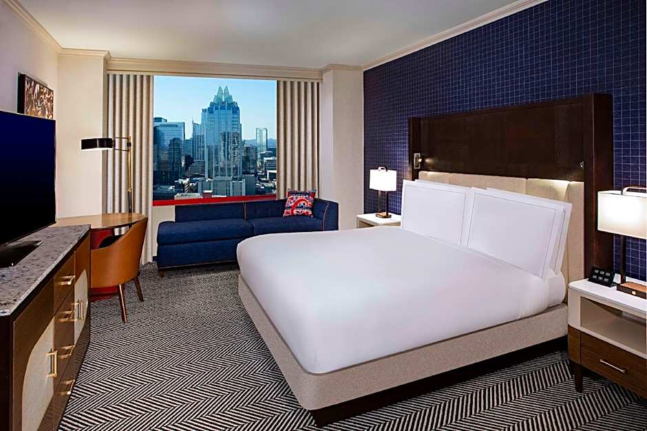Foto 1 di 3 di Premium 1 King Bed, Mobility Accessible, Roll in Shower, High Floor