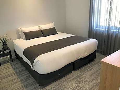 Deluxe 2B Apartment - Non Pet Friendly