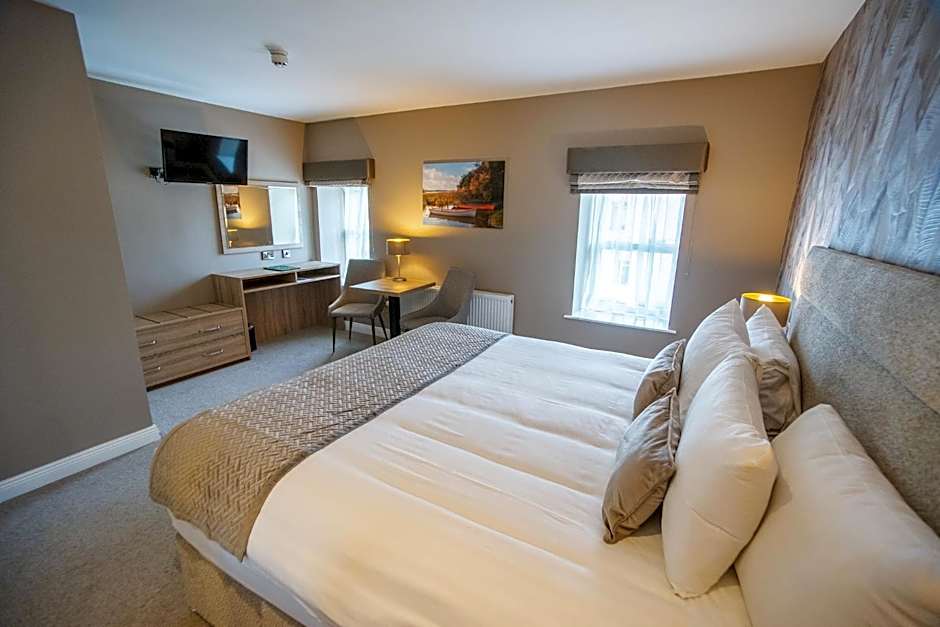 Castle Varagh Hotel & Bar