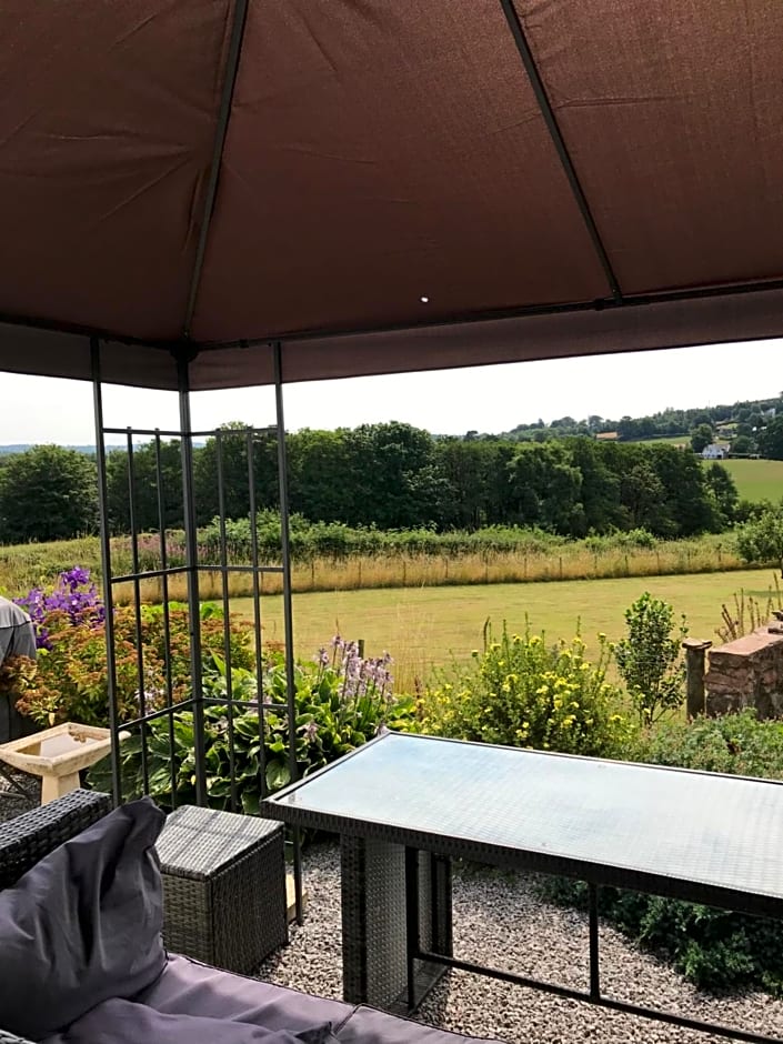 Jacquie's B&B -Dumfries-Room with a view - hot tub