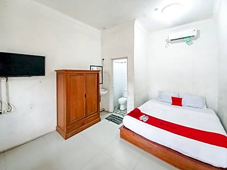 RedDoorz Syariah @ Homestay Bougenville near Taman Alun-Alun Kota Lamongan