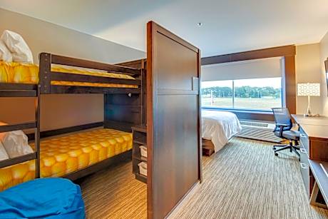 Kids Queen Suite - Non-Smoking