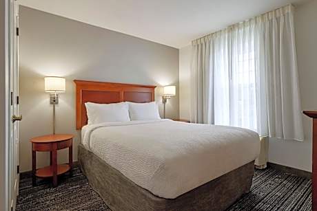 One-Bedroom Queen Suite