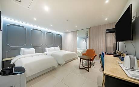 Deluxe Twin Room - Check-In 5:00 PM