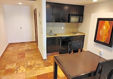 Governor Suite - Non-Smoking