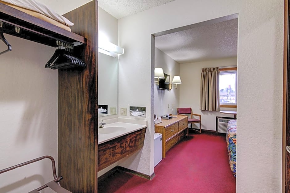 Bloomer Inn & Suites