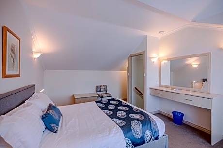 Queen Room with Spa Bath (23)