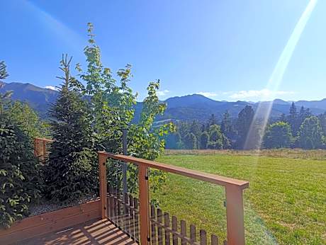 Apartment with Mountain View