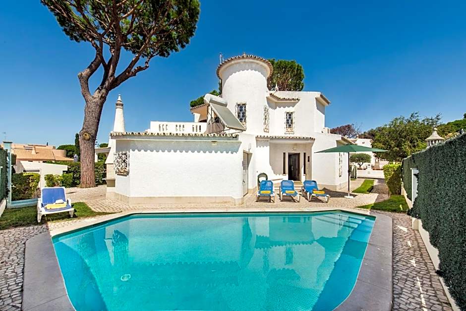 Residential cul-de-sac walking distance to centre, private pool, free AC wifi