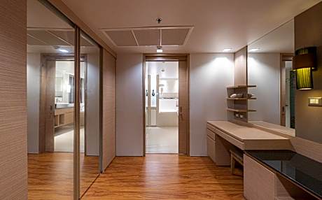 Grand Deluxe Suite - Free Suvarnabhumi Airport Transfer