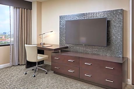 1 King 1 Bedroom Suite - Shwr Only - 1.5 Bath