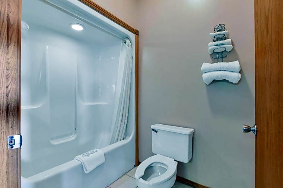 Casa Loma Inn & Suites by OYO Davenport IA near I-80