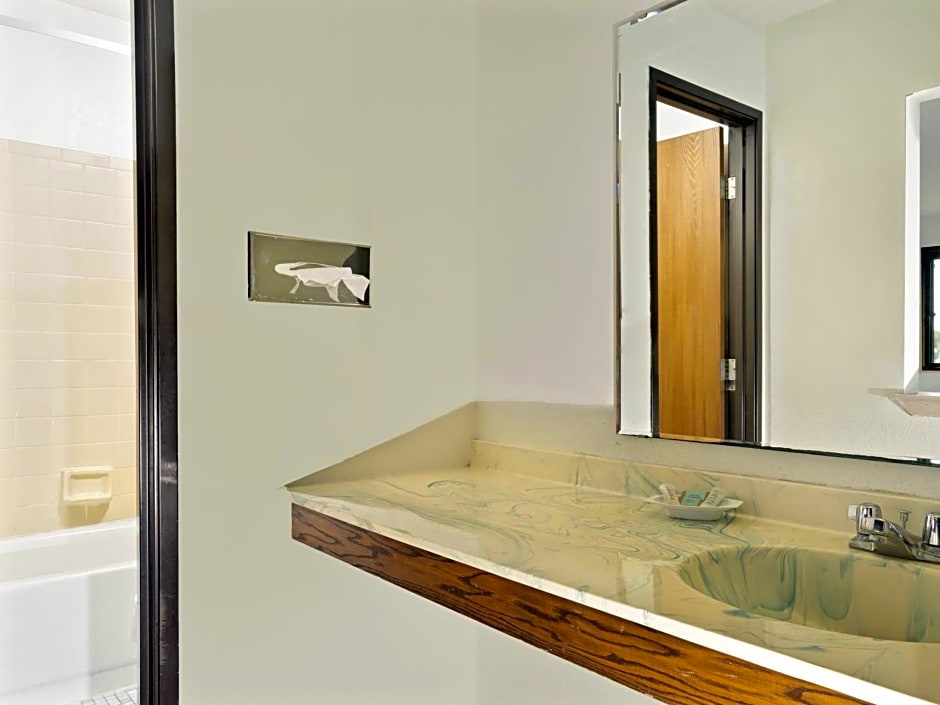 Travelodge by Wyndham Valleyfair Shakopee
