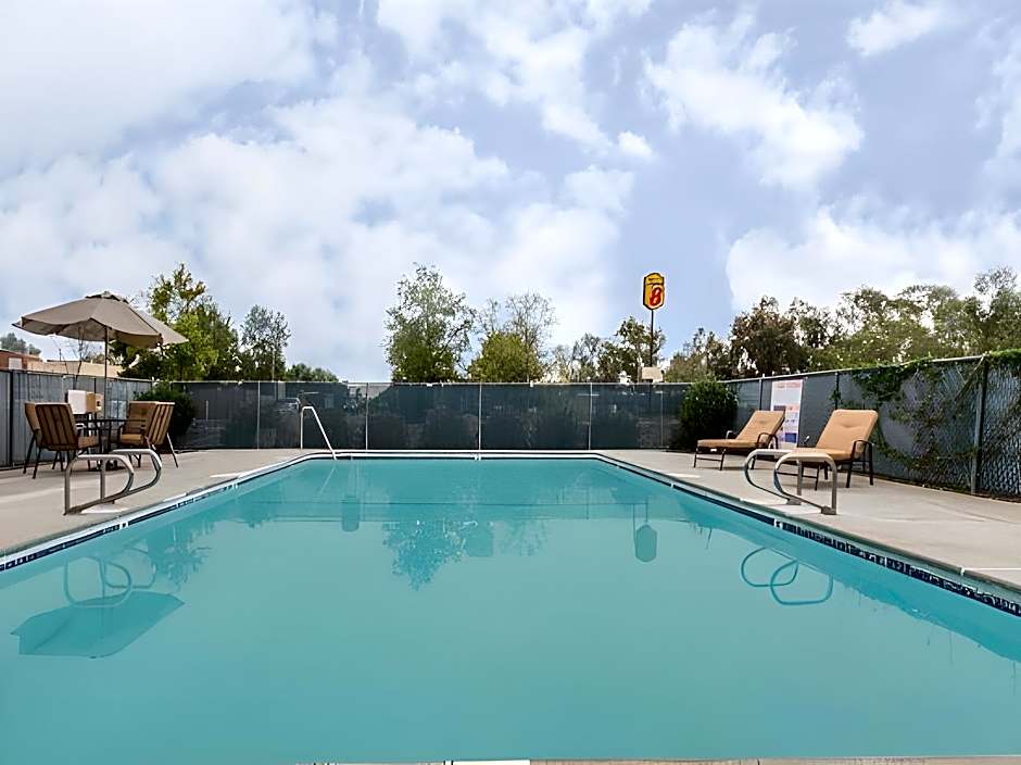 Super 8 by Wyndham Willows