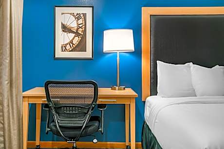 2 QUEEN BEDSNSMKRIVER VIEWBALCONYREFRIGSOFABEDCONTINENTAL BREAKFAST