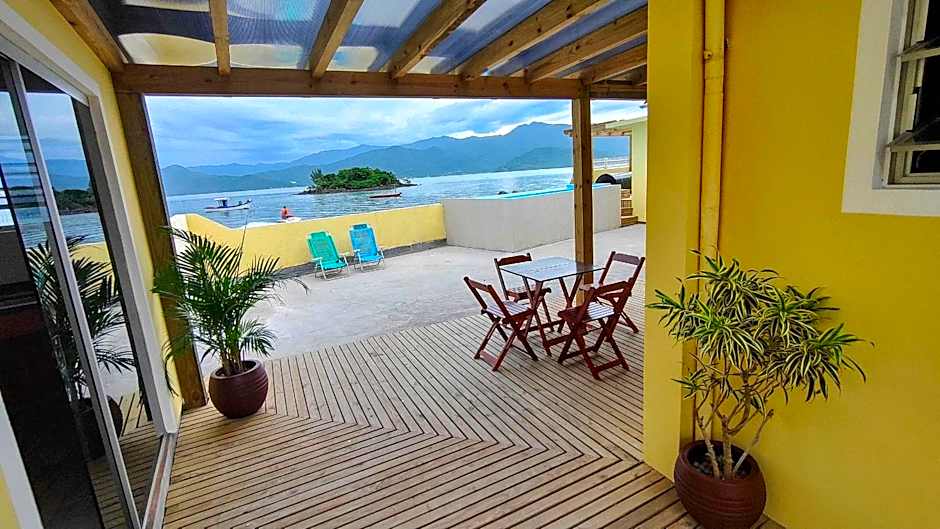 Casa pé na areia com vista especial do pôr do sol.