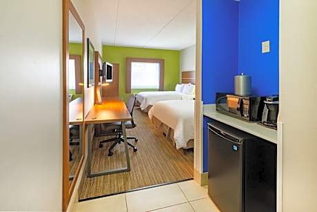 Standard Queen Room with Two Queen Beds and Roll-In Shower - Mobility Access