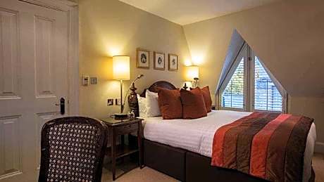 Classic Double / Twin with Feature (1 King Bed)