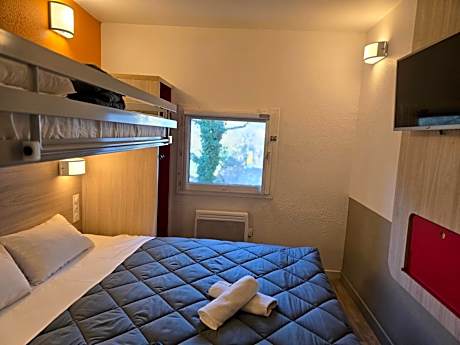 1 Double Bed 1 Single Bed With Shared Bathroom And Toilet