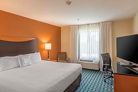 King Room with Transfer Shower - Mobility and Hearing Accessible