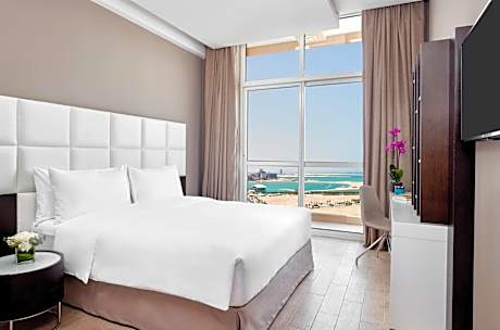 One-Bedroom King Suite with Sea View - Pet Friendly