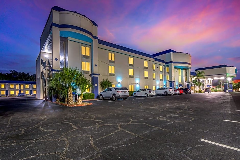 Clarion Inn & Suites Central Clearwater Beach