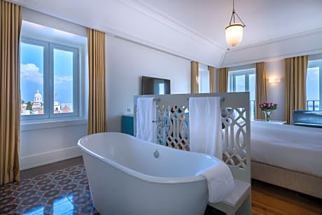 Junior Deluxe Suite with Panoramic View