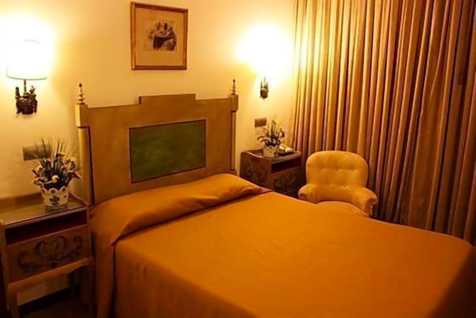 Photo 1 of 8 of Economy 2 Twin Beds
