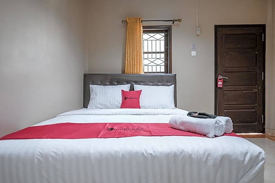 RedDoorz Syariah near Jamtos Jambi 2