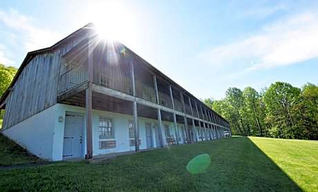 Hilltop Lodge (Pet friendly with add. fee)
