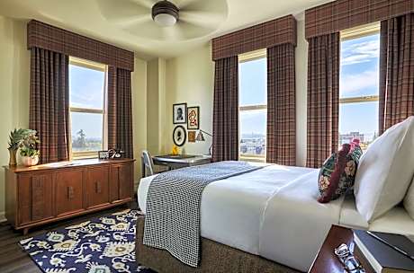 Graduate Queen Room - Top Floor