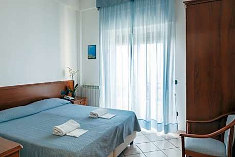 Double or Twin Room with Sea View